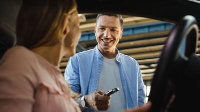 Deux personnes se parlent