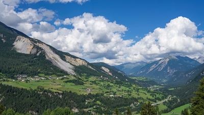 Das Dorf Brienz/Brinzauls im Kanton Graubünden an einem Sommertag