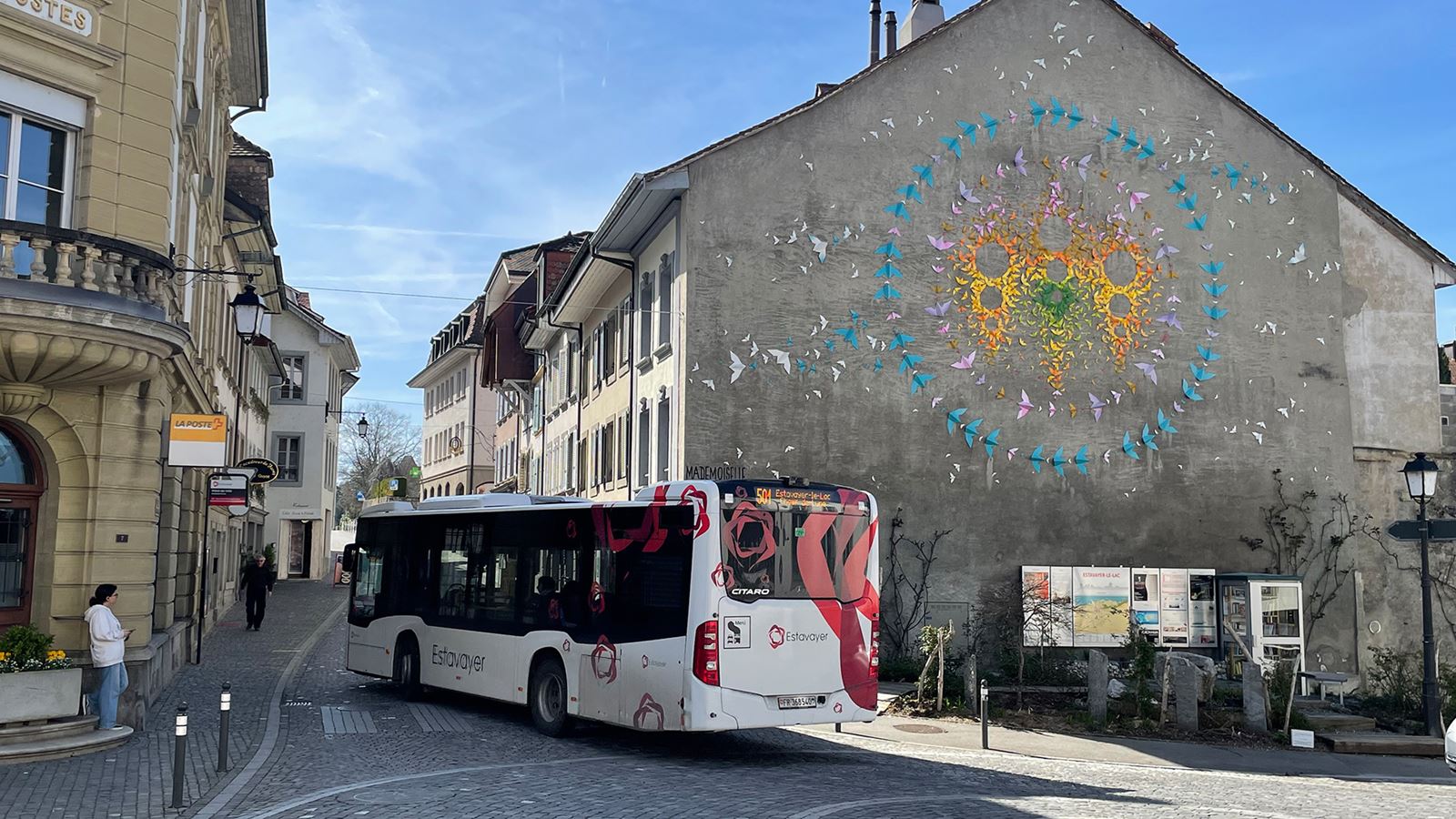 Le Bus urbain Estavayer (La 501), habillé aux couleurs de la commune d’Estavayer, circule toutes les 30’ du lundi au vendredi jusqu’au port d’Estavayer-le-Lac durant la saison d’hiver, et du lundi au dimanche jusqu’à la plage d’Estavayer-le-Lac.