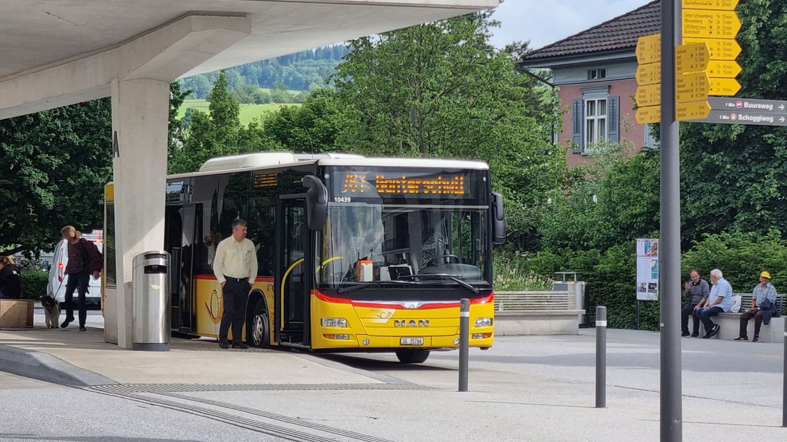 Un autopostale alla stazione di Flawil