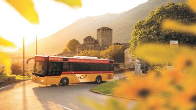 Autopostale del Trasporto Pubblico del Bellinzonese con il Castello Montebello sullo sfondo.