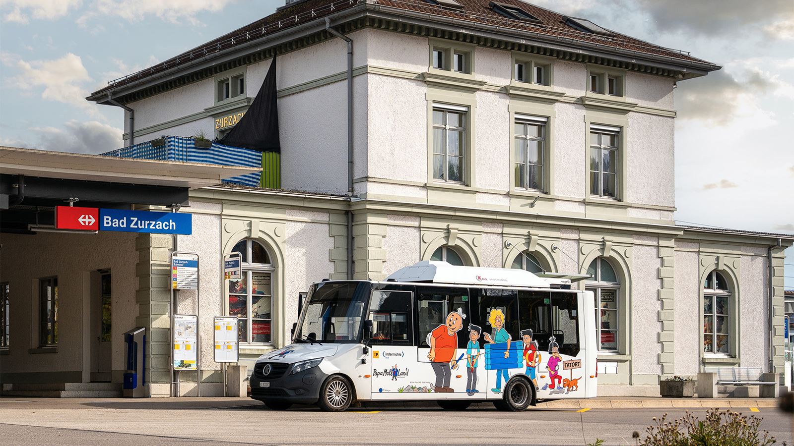 Kleinbus vor dem Bahnhofsgebäude in Zurzach