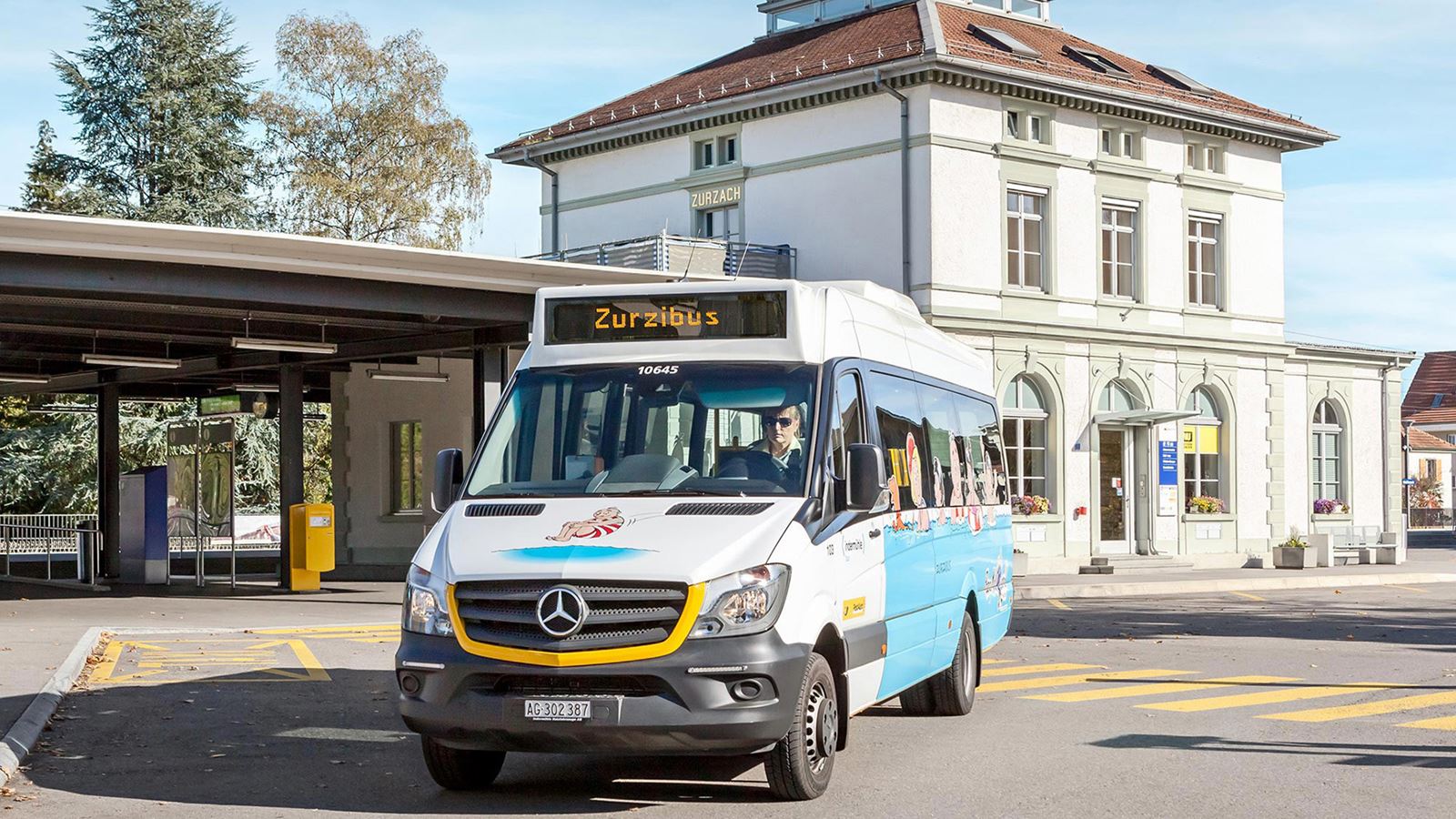 Kleinbus vor dem Bahnhofsgebäude in Zurzach