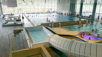 Piscine d’Uster avec toboggan, jacuzzi et piscine  