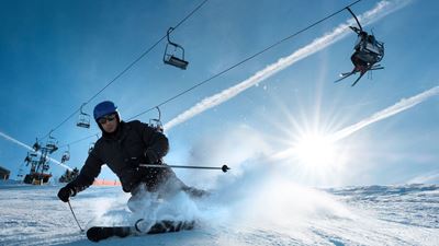© Sportbahnen Atzmännig AG Skieurs au départ sur la piste de ski