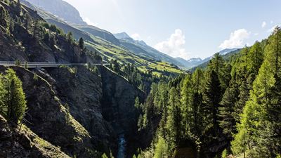 The road leads along the rocky left-hand side of the valley towards Juf. © demateo.com