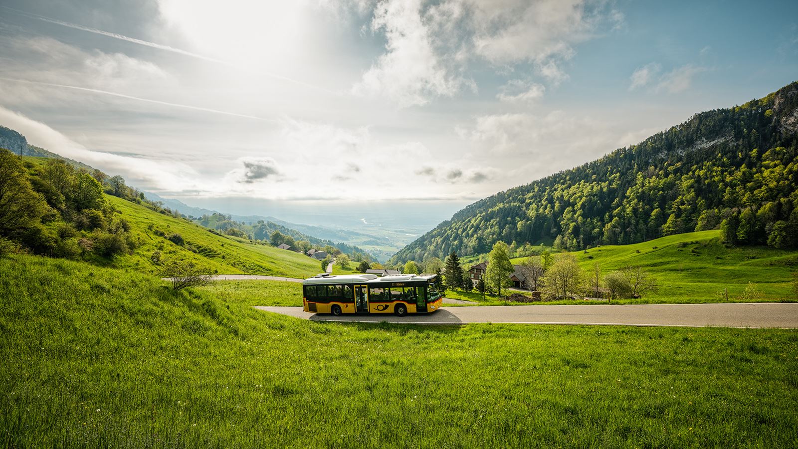 L’autopostale circola sul Balmberg.