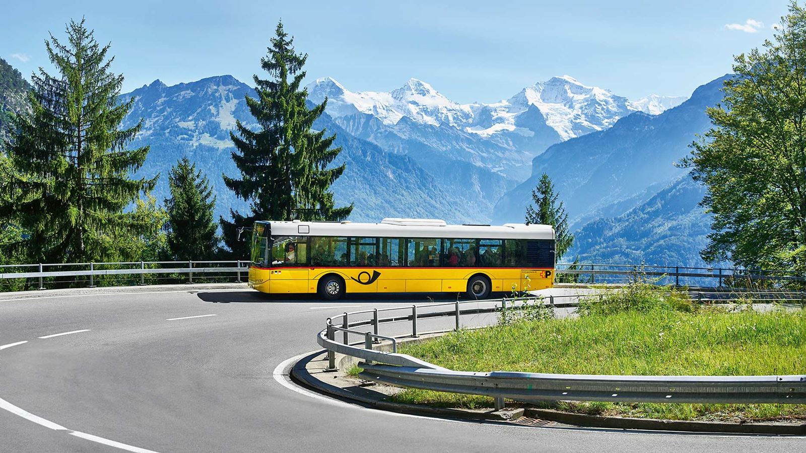 Un autopostale viaggia in direzione di Beatenberg. Sullo sfondo l’Eiger, il Mönch e la Jungfrau.