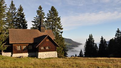 La chapelle Holzegg dans l’Alpthal avec la belle vue sur la vallée recouverte de fumée.