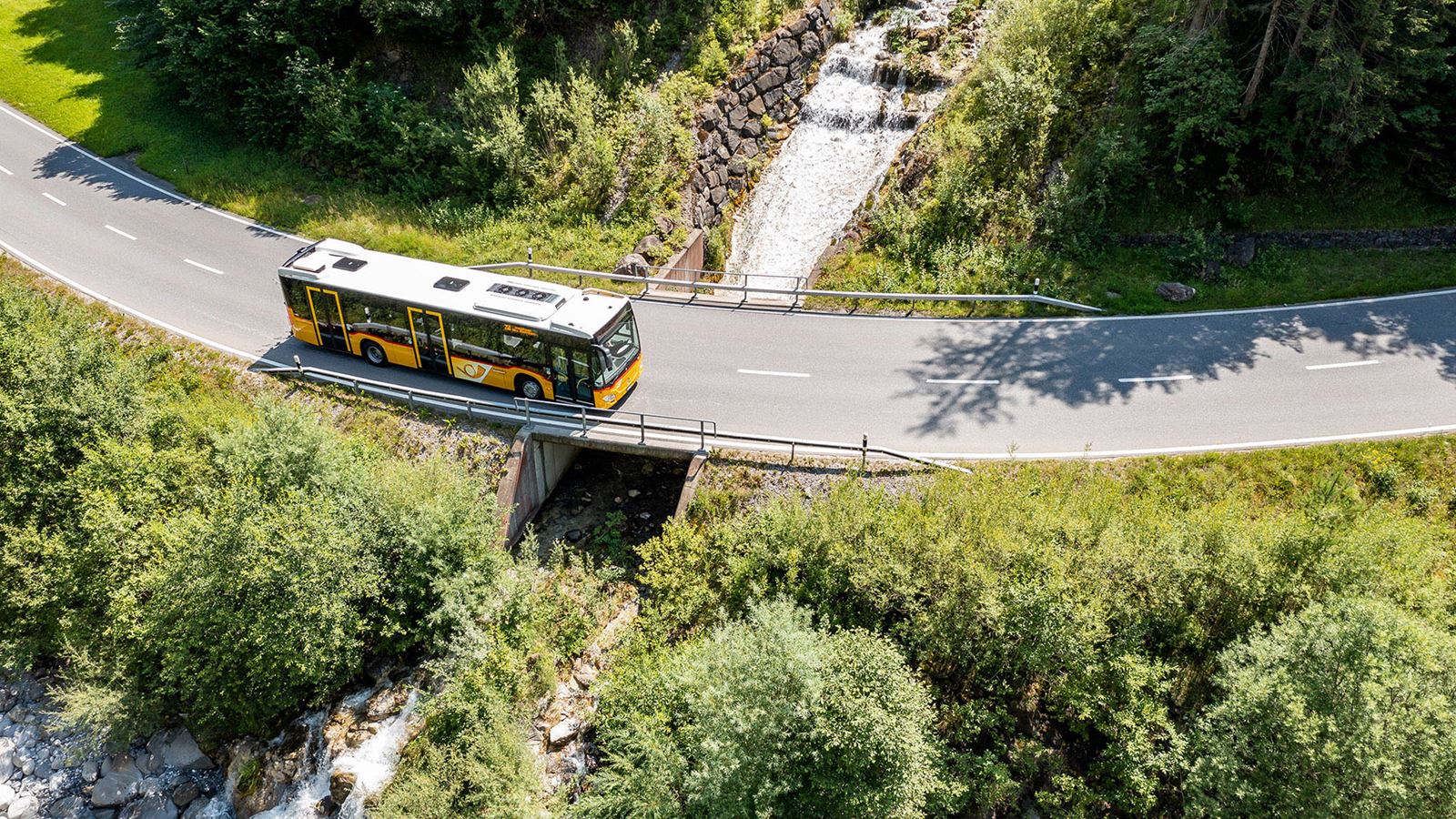 Un car postal traversant le parc naturel du Diemtigtal