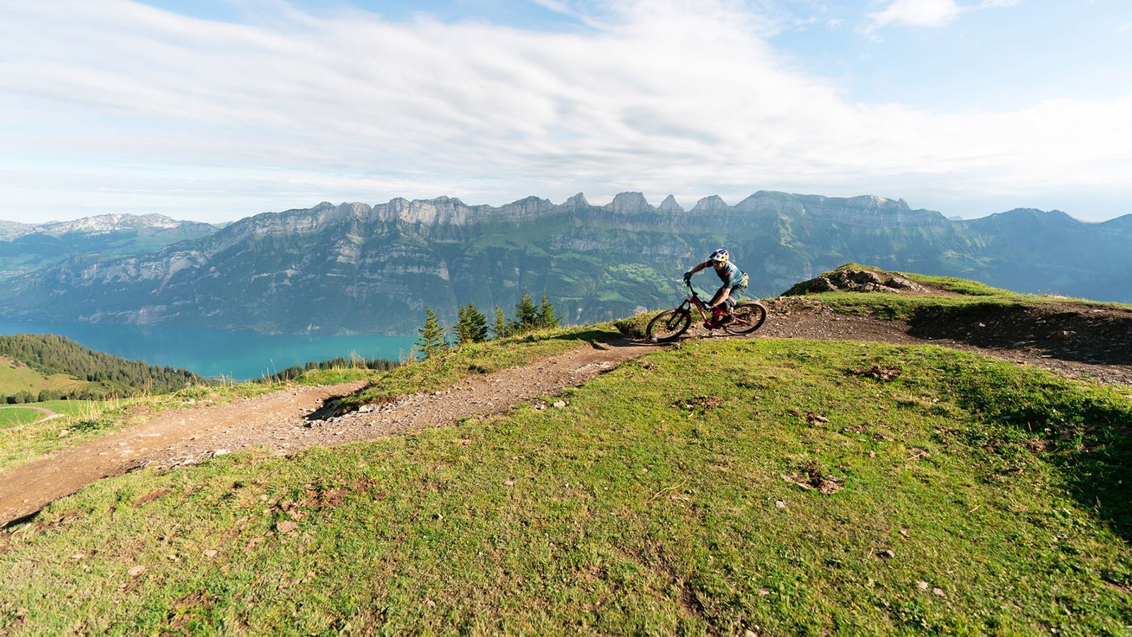 Vététistes sur le Flumserberg avec la chaîne des Churfirsten en arrière-plan © Flumserberg