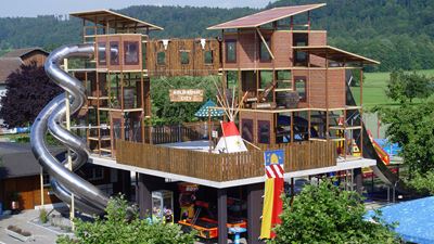 La grande tour de glissière invite à la visite du parc de loisirs. © Freizeitpark Niederbüren GmbH