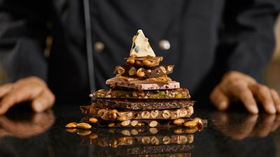 Pyramide de différentes sortes de chocolat maison   © Läderach AG