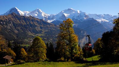 Vue sur l’Eiger, le Mönch et la Jungfrau. En arrière-plan, on aperçoit le téléphérique d’Isenfluh-Sulwald.