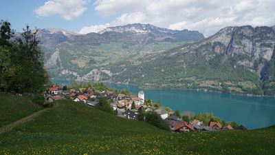 © Alexandra Menzi Vista dal Kerenzerberg sul lago di Walen