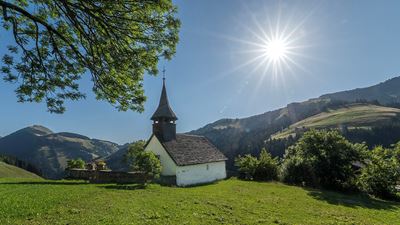 Église d’Abländschen au cœur de l’été © PostAuto AG / 1612 Schmiede GmbH