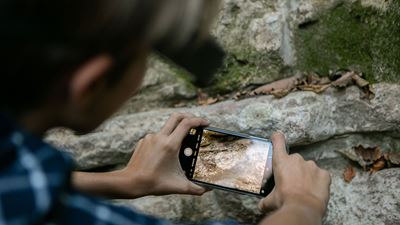 A child in the search for fossils on Monte San Giorgio. Copyright: Ticino Turismo, Loreta Daulte