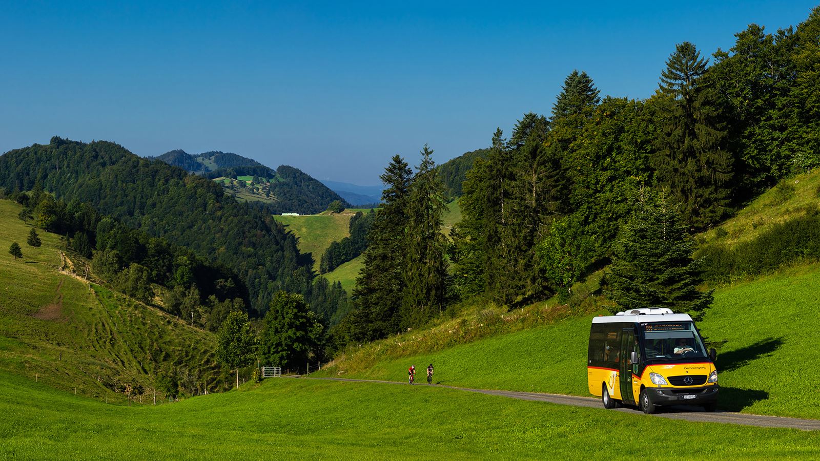 Il NaturparkBus attraversa l’incantevole paesaggio del parco naturale di Thal.