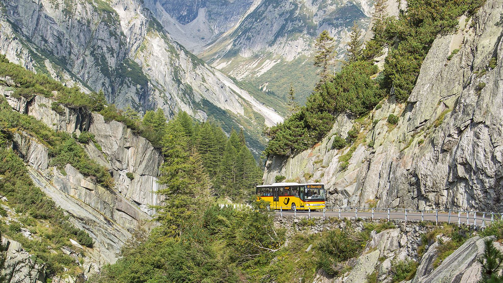 PostAuto unterwegs auf der alten Grimsel-Passstrasse von Meiringen Richtung Grimsel Passhöhe.