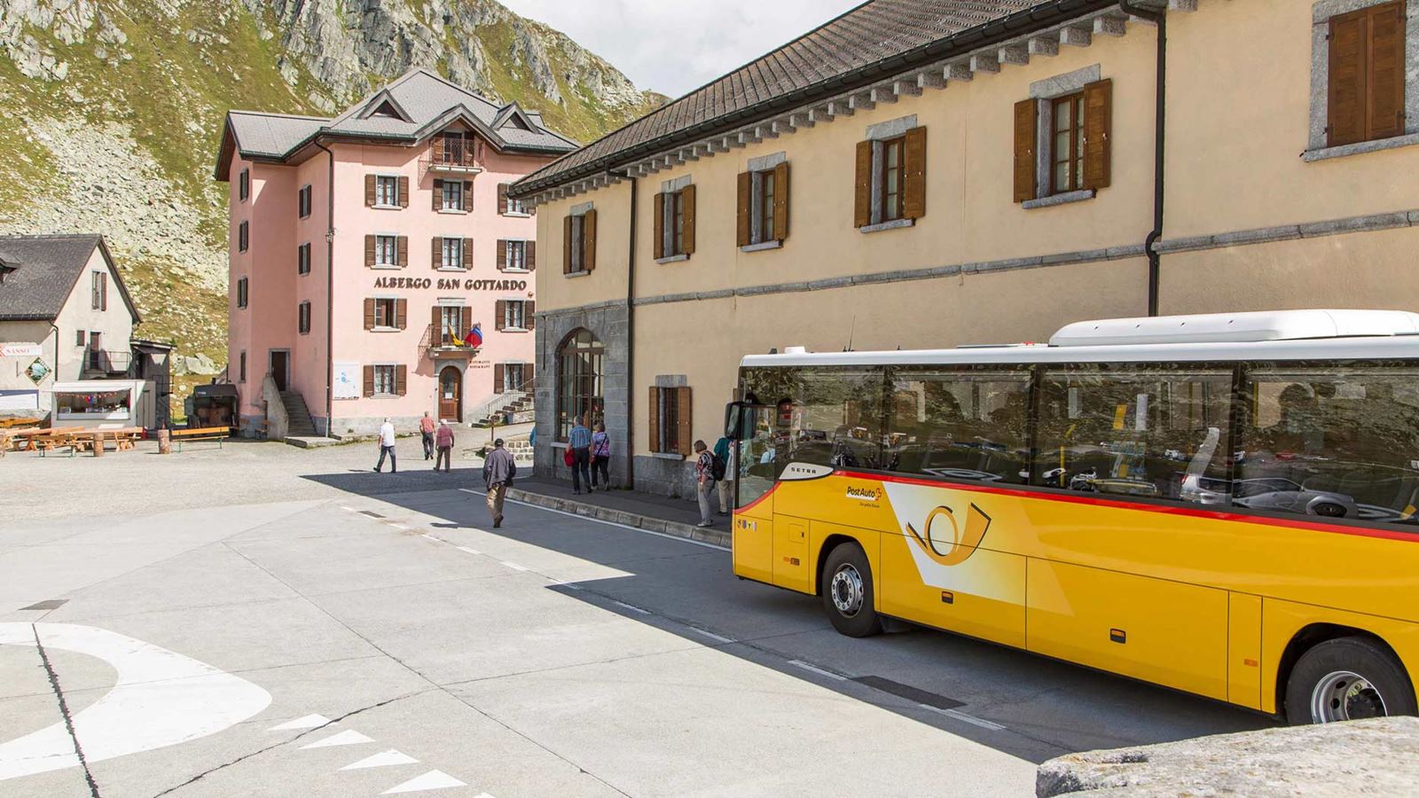 Ein PostAuto fährt über den Gotthardpass.