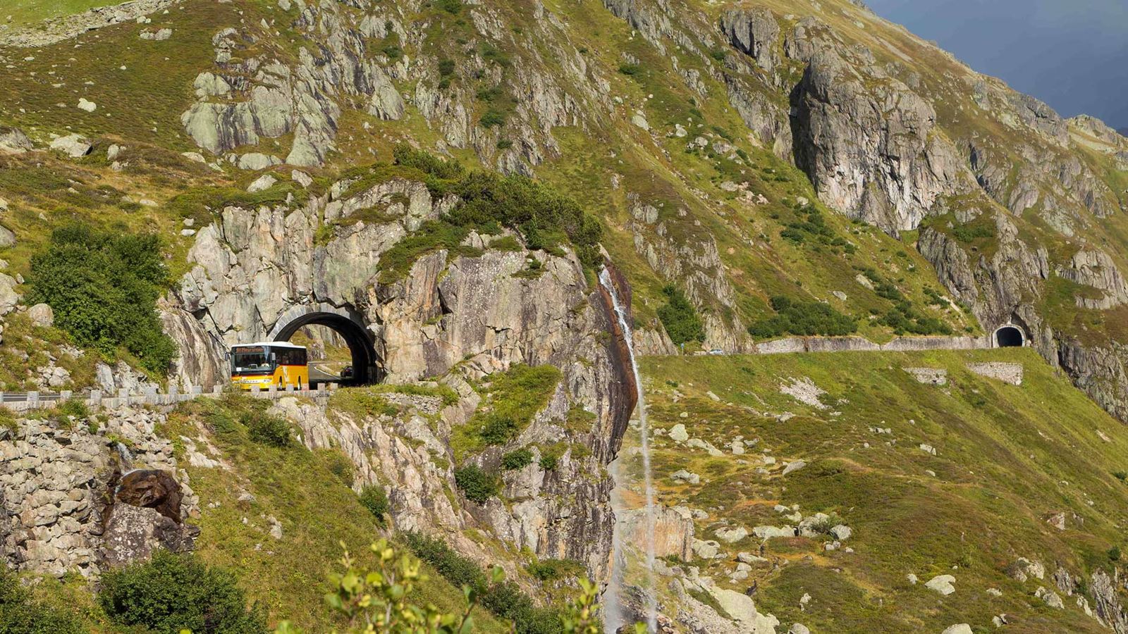 Ein PostAuto fährt über den Sustenpass.