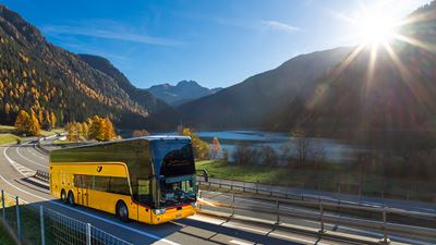 In autumn, the Postbus travels along Lake Sufner towards Bellinzona.