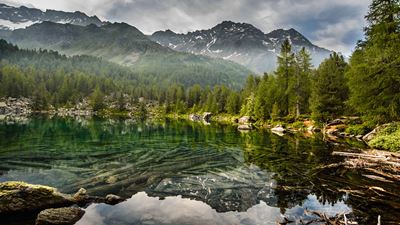 Les montagnes se reflètent dans les eaux cristallines du lac de Saoseo.