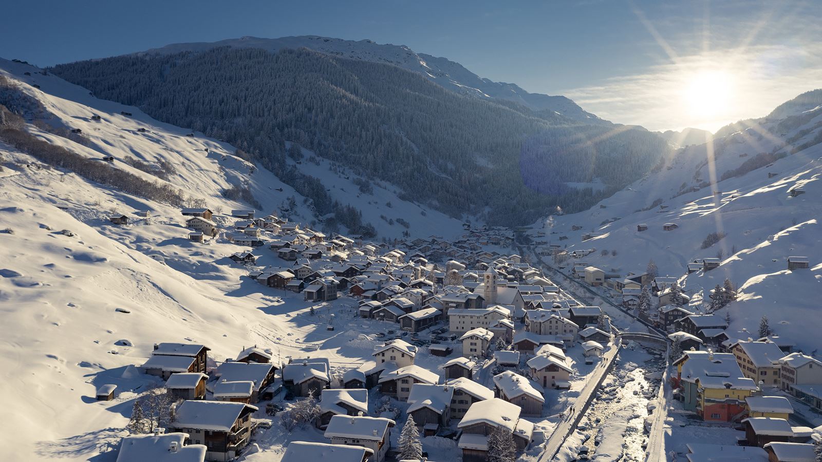 Il villaggio di Vals d’inverno splende il sole.