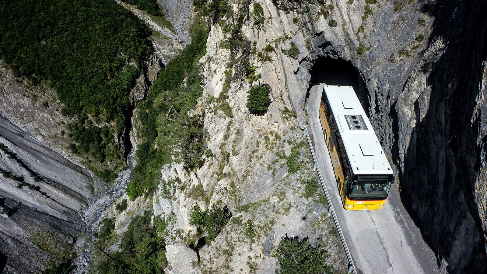 Ein Postauto fährt auf der Bergpoststrasse nach Derborence