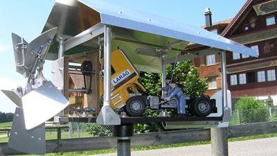 Dès que la brise se lève, les deux techniciens de maintenance se mettent au travail.