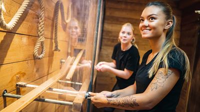Deux femmes résolvent une énigme dans une pièce de Boda Borg Rümlang.