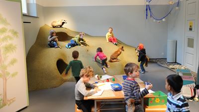 Kinder spielen im Kerala Kindermuseum in Winterthur.