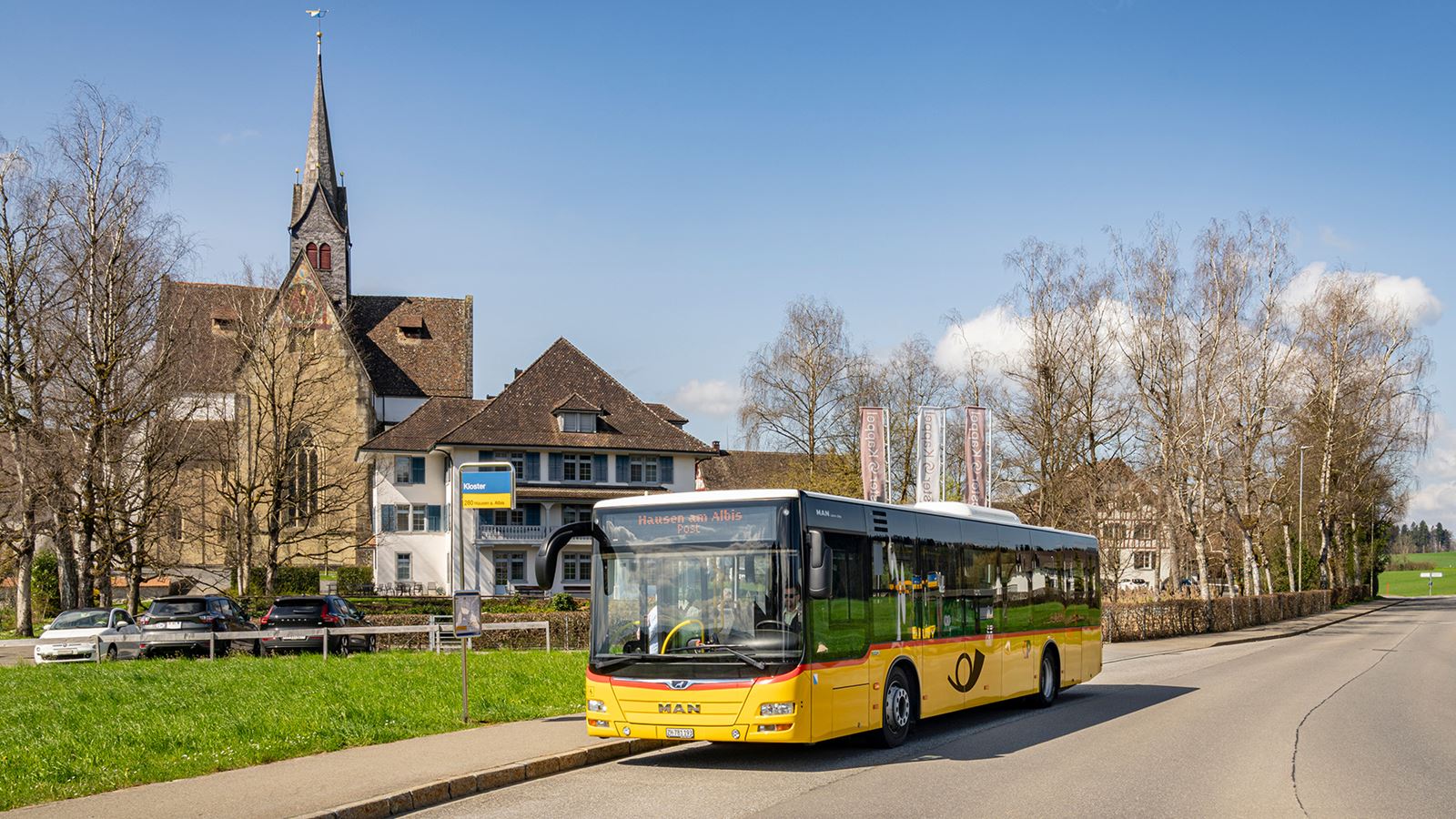 Postauto an der Haltestelle vor dem Kloster Kappel am Albis