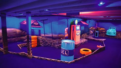 Pista da golf adventure con luci al neon nell’Actionworld Obfelden
