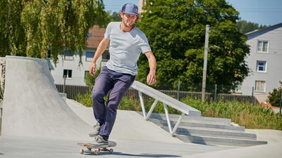 Uomo sullo skateboard nell’Eulachpark di Winterthur