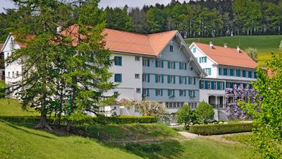 Edificio del ristorante Gyrenbad dall’esterno, immerso in un verde paesaggio