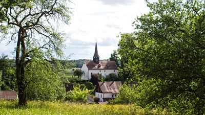 Chiesa visibile durante un’escursione tra i vigneti di Stammheim.