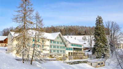 Vue sur l’auberge Gyrenbad à Turbenthal dans un paysage enneigé.