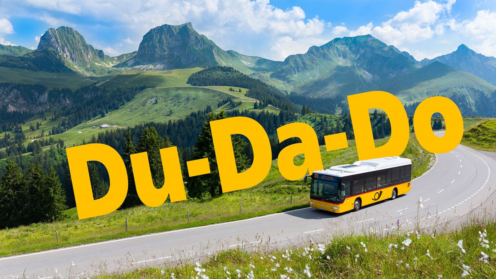 Postbus in the foreground on mountain roads. In the background, a mountain landscape. “Du-Da-Do” lettering integrated into the image.