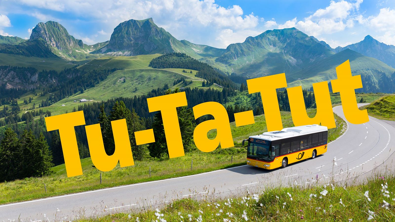 Car postal au premier plan sur la route de montagne. En arrière-plan, un paysage de montagne. Inscription «tu-ta-tut» intégrée à l’image.