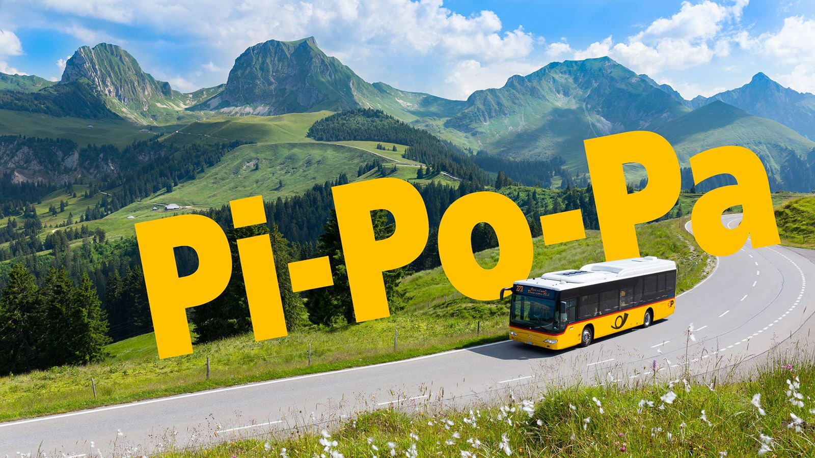 Autopostale in primo piano sulla strada di montagna. Sullo sfondo un paesaggio alpino. La scritta «pi-po-pa» è integrata nell’immagine.