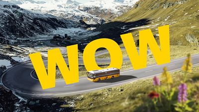 Un autopostale su una strada postale di montagna