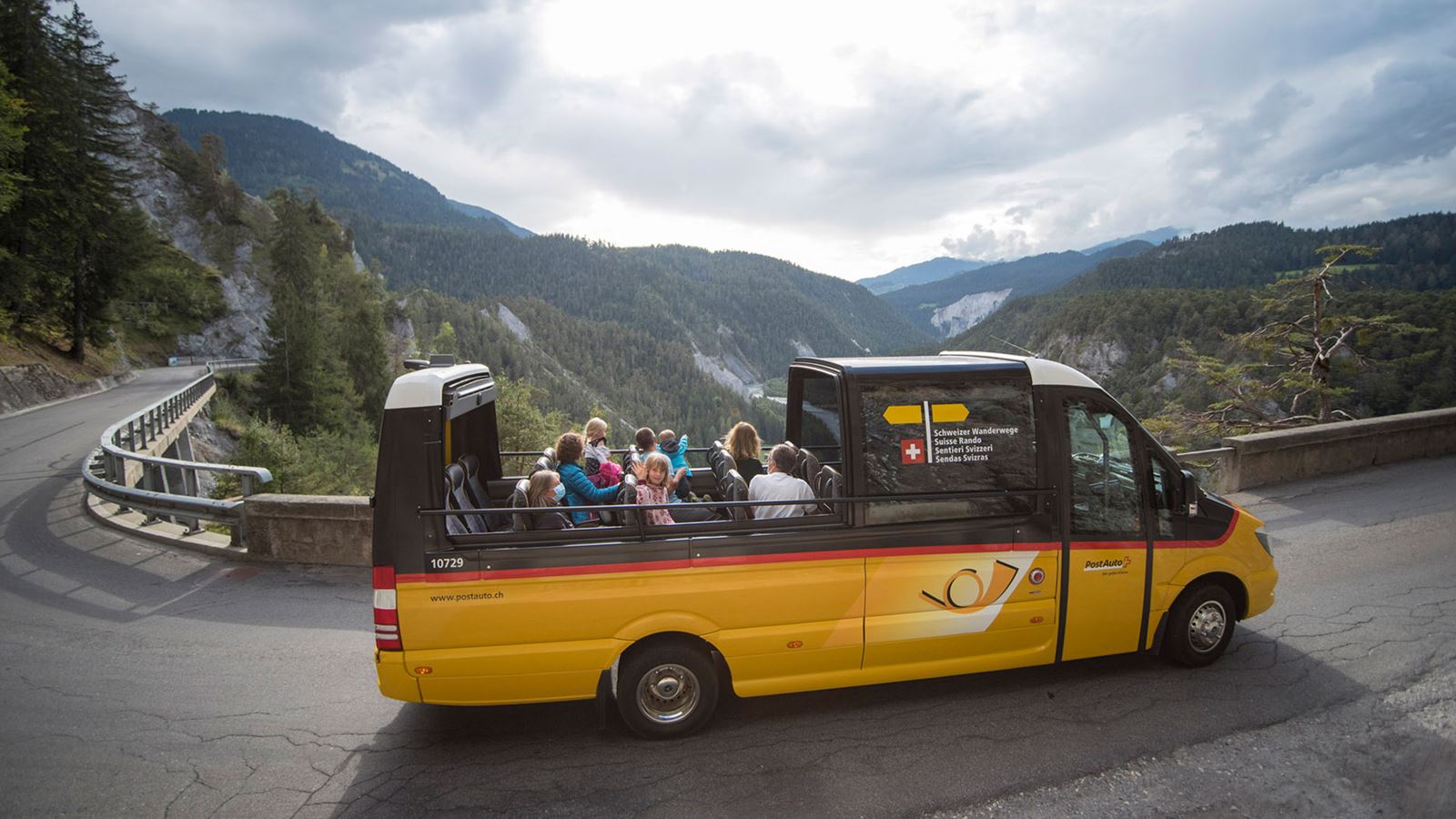 Das PostAuto-Cabriolet fährt durch die imposante Rheinschlucht.