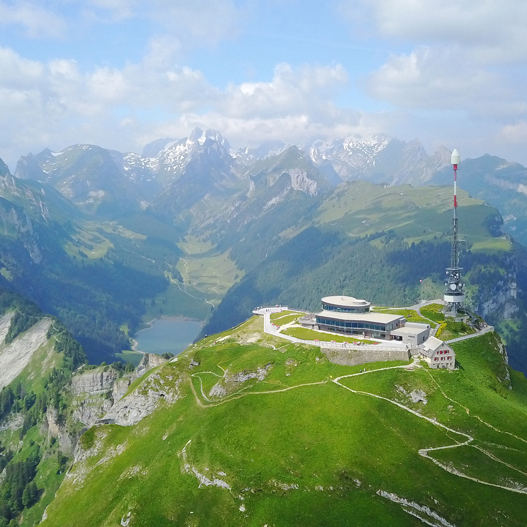 Die Flugaufnahme zeigt den Hohen Kasten und den von weiteren Bergen umgebenen Sämtisersee.