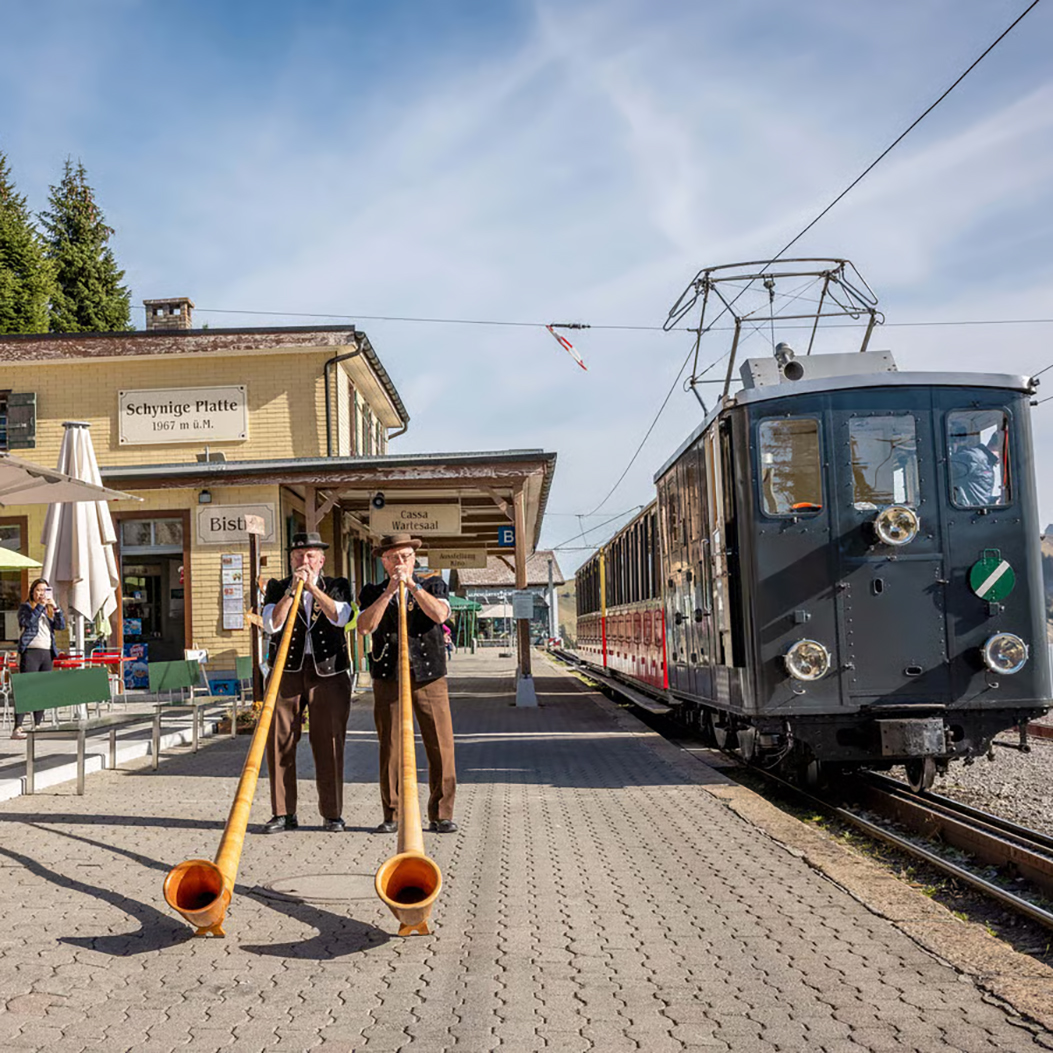 Schynige Platte Bahnhof - zwei Alphornbläser