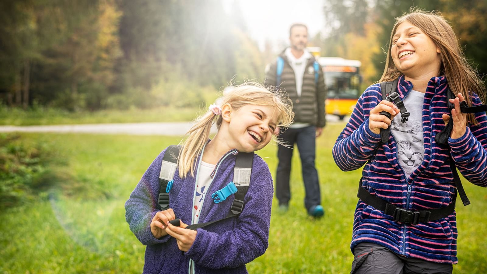Zwei lachenden Kinder bei einem Ausflug ins Gantrisch Gebiet