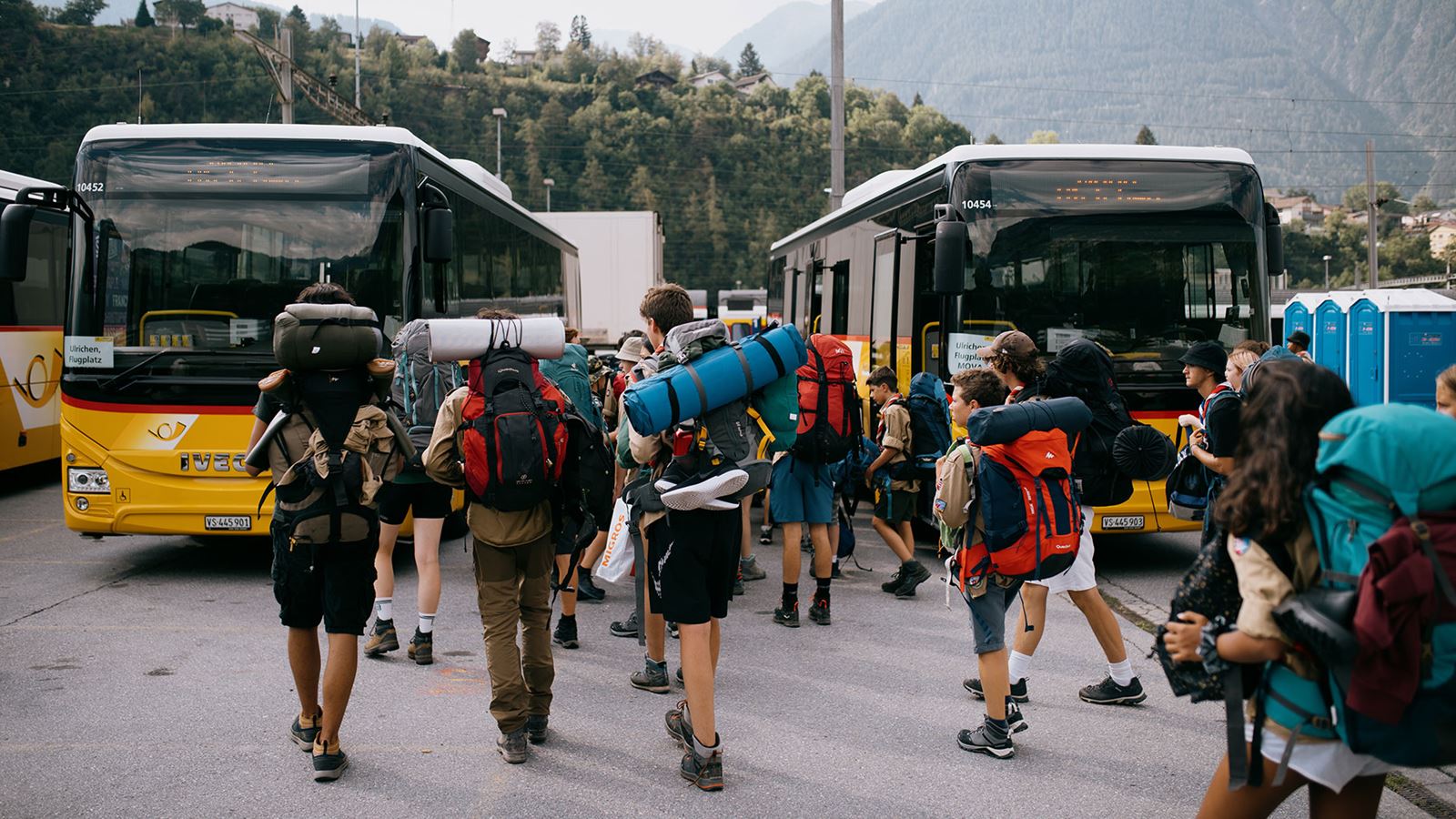 Un groupe de scouts se déplaçant vers les courses spéciales de cars postaux lors du CaFé 2022 