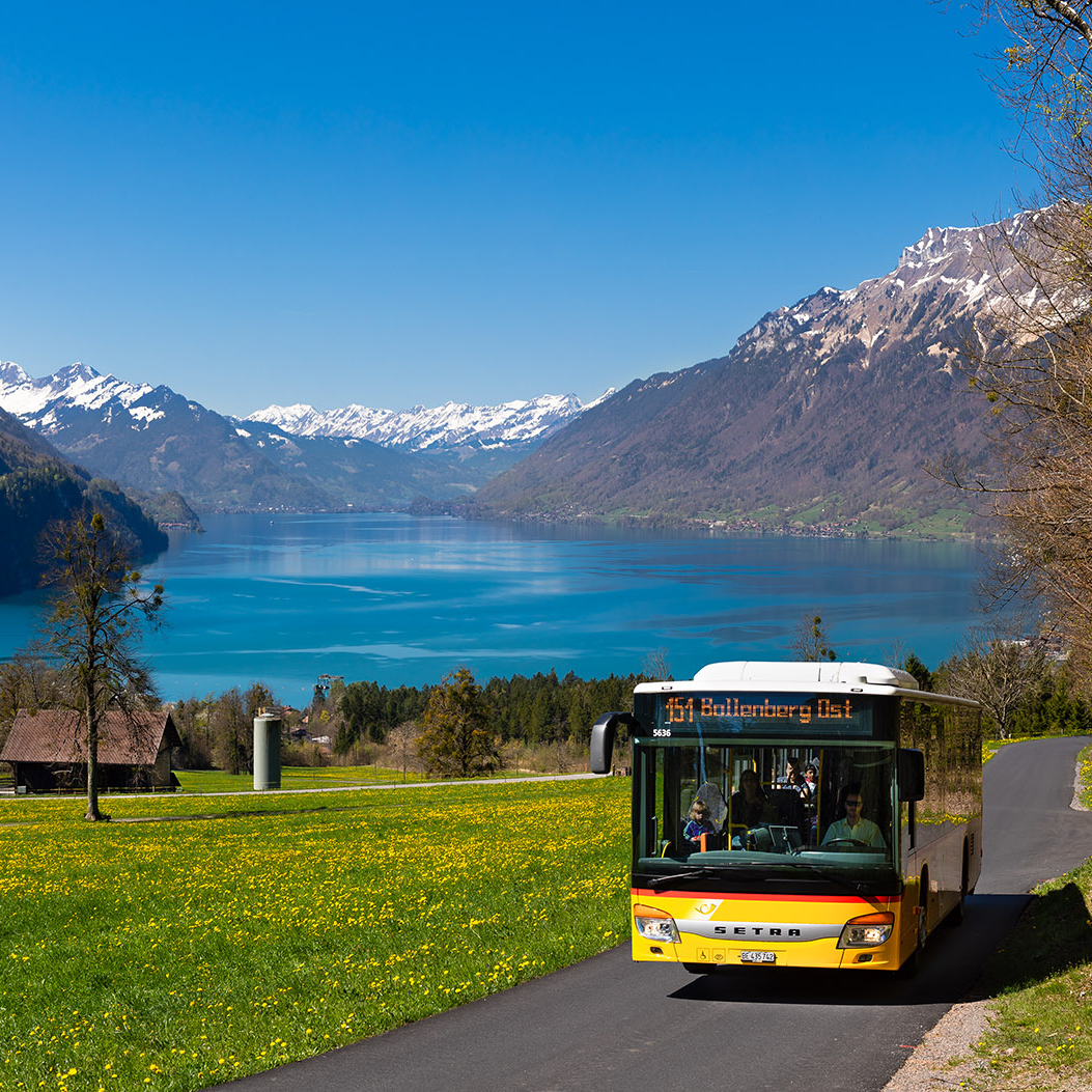 Regional passes – Postbus with Bernese Oberland Pass at Lake Brienz against an Alpine panorama