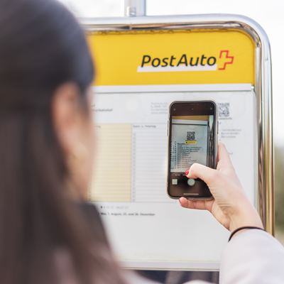 Una passeggera scansiona un codice QR in tempo reale