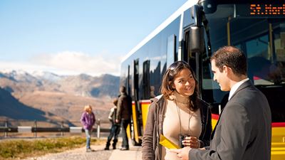 Un conducente di autobus parla con una donna